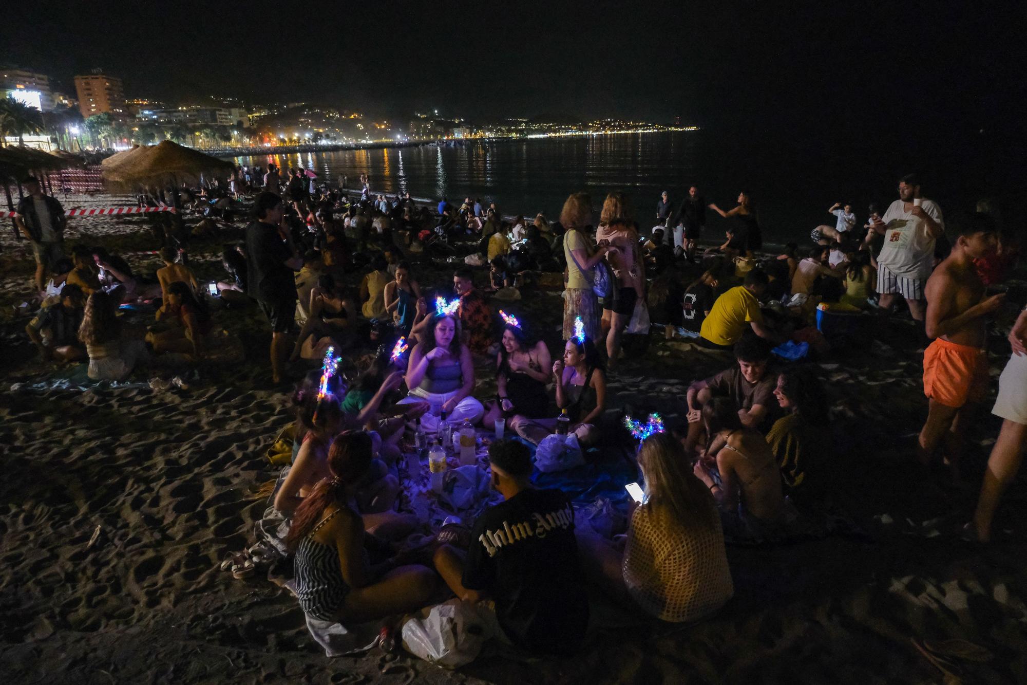 Málaga celebra una noche de San Juan llenando las playas de hogueras y fiesta