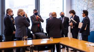 Un momento del encuentro de los empresarios para la entrega del manifiesto por la ampliación del Aeropuerto de Barcelona. 