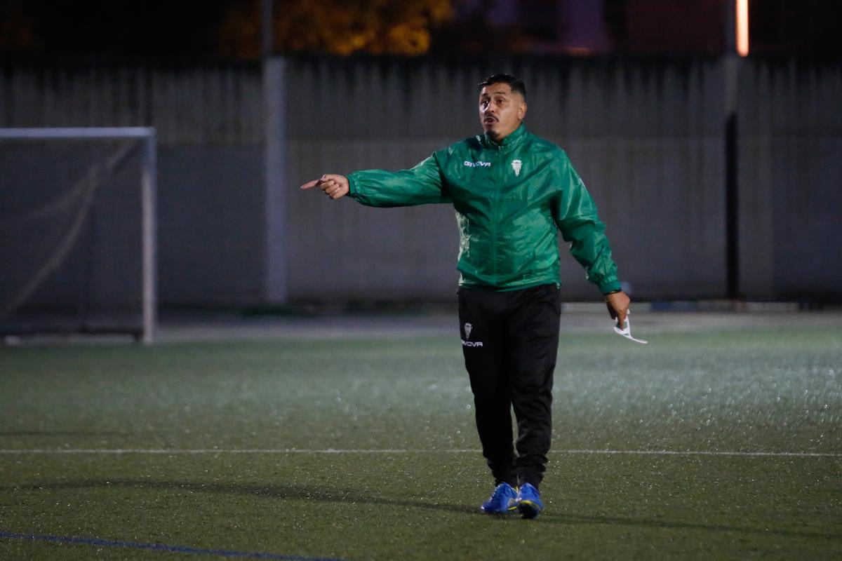Ariel Montenegro, en un entrenamiento durante una de sus etapas como técnico del Córdoba CF.