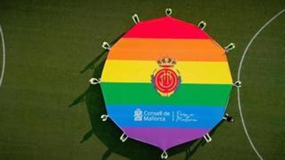 El Consell y jugadores del Mallorca despliegan una pancarta en contra de la homofobia en el deporte