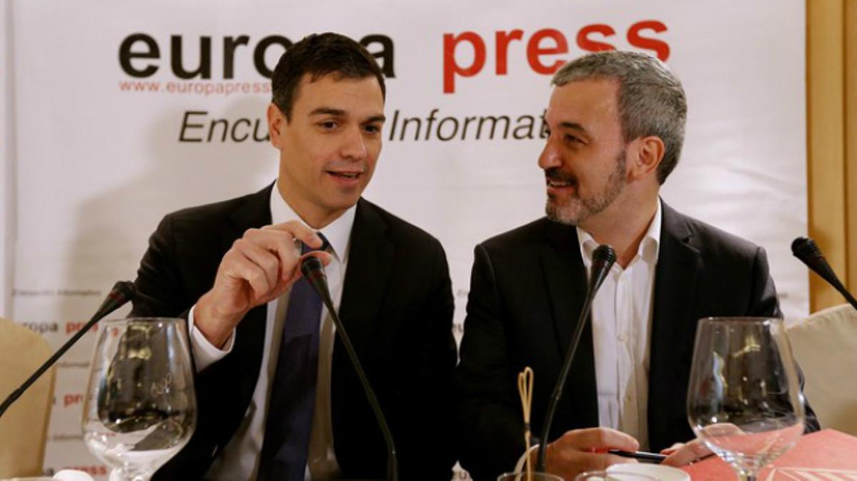 Jaume Collboni, derecha, junto a Pedro Sánchez, este lunes, en el desayuno informativo de Europa Press en Madrid. 