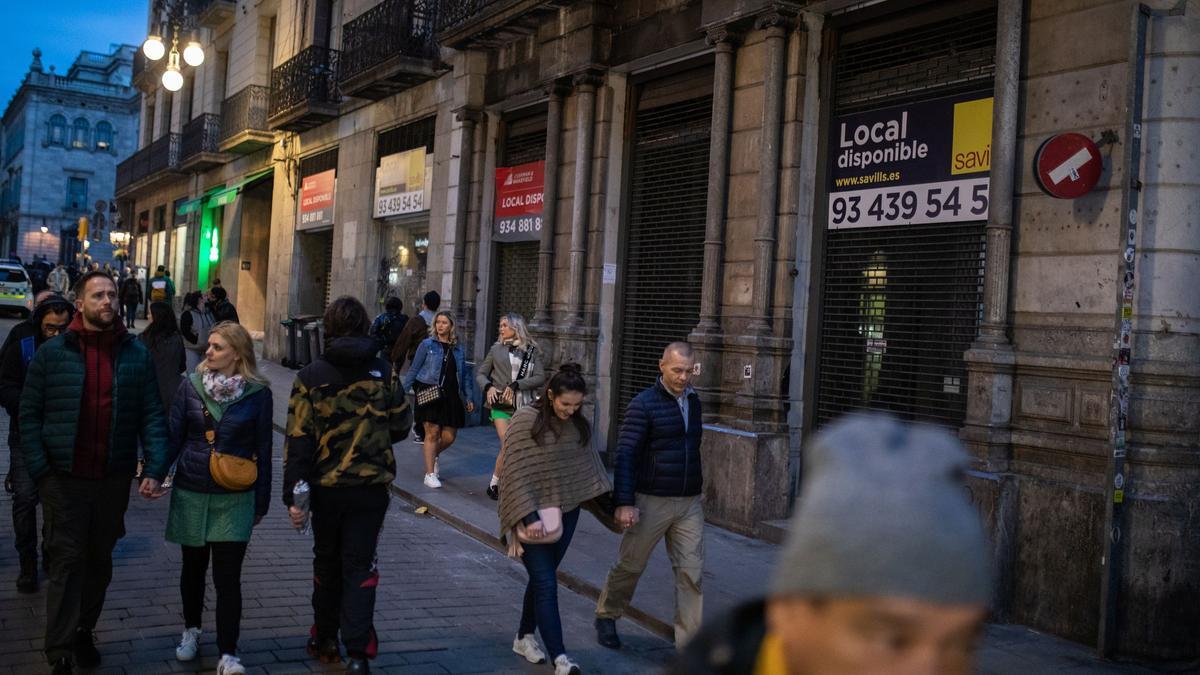 Persianas bajadas en la calle de Ferran.