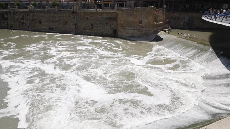 Investigan las causas que han provocado la aparición de espuma en el río Segura