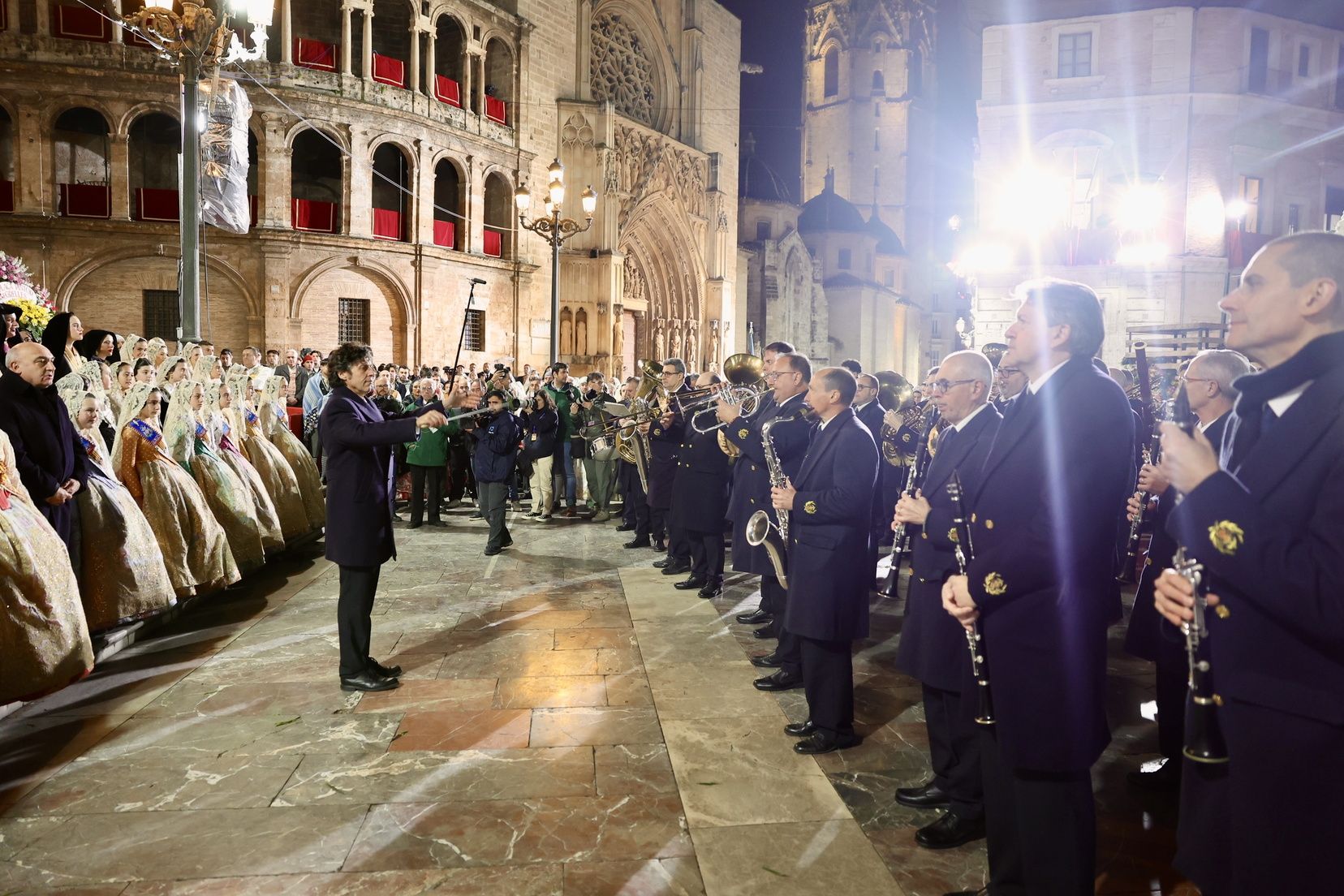 La fallera mayor infantil de València, ante la Virgen