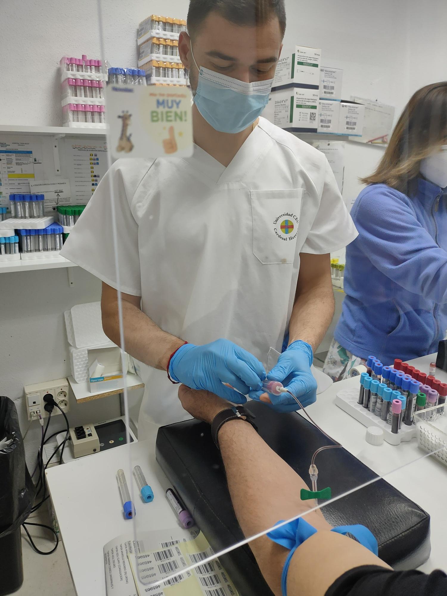 Alejandro Vengrin, durante las prácticas que realiza en un centro de Salud.