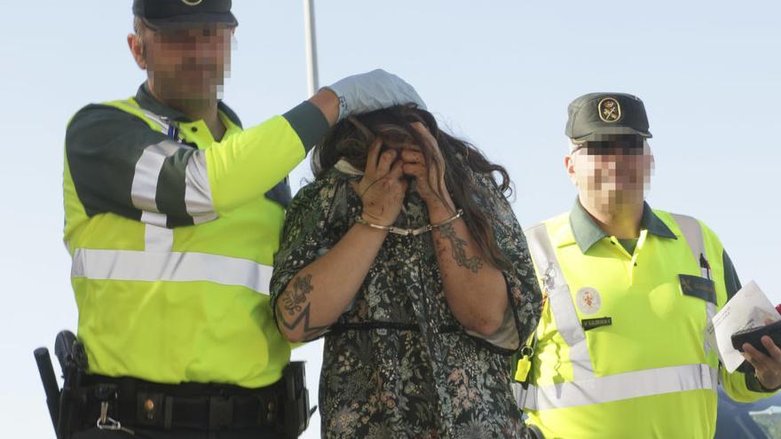 La conductora, llevada por la Guardia Civil al juzgado.  XIMO FERRI