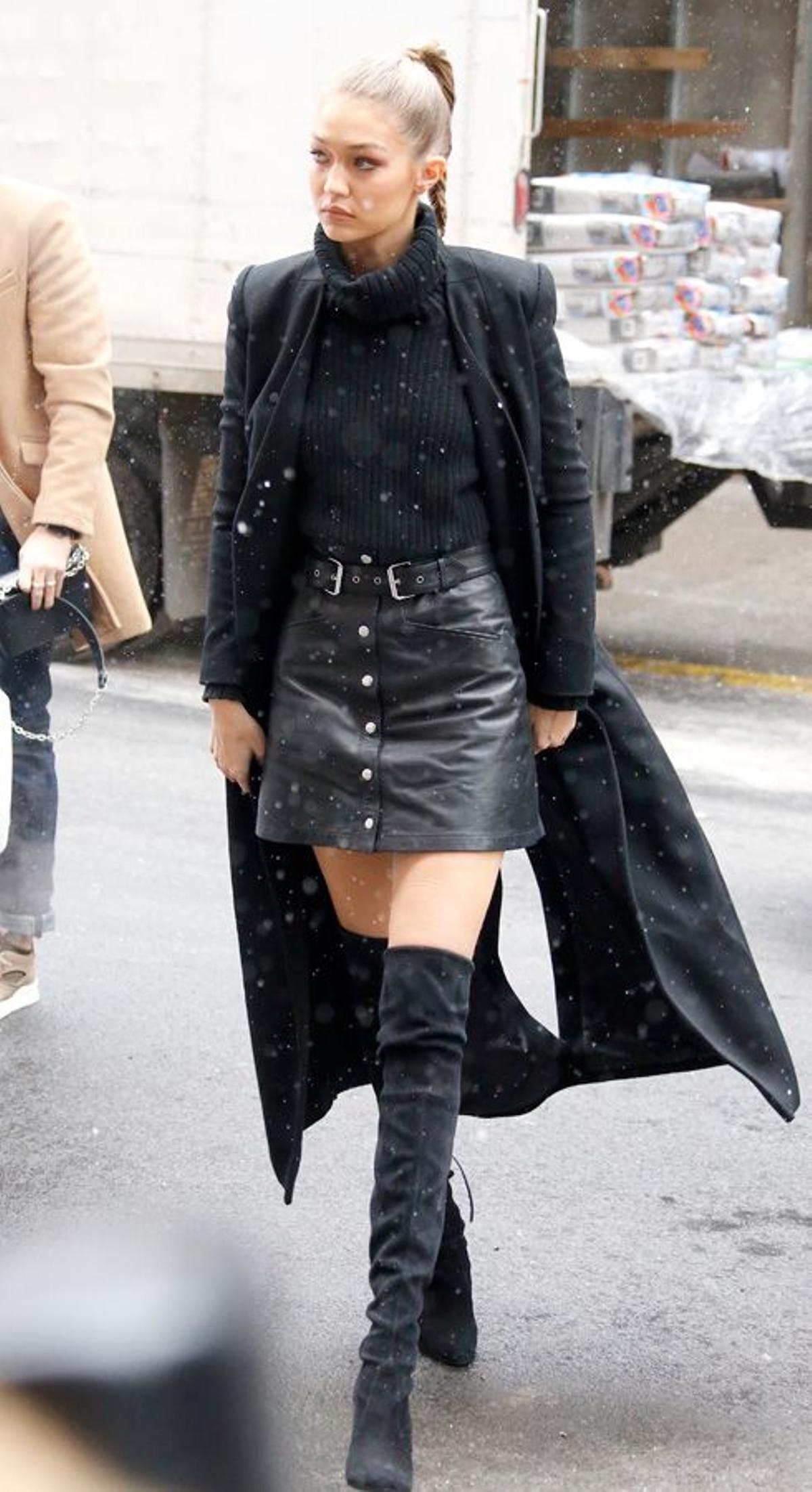 Gigi Hadid con las botas de Stuart Weitzman