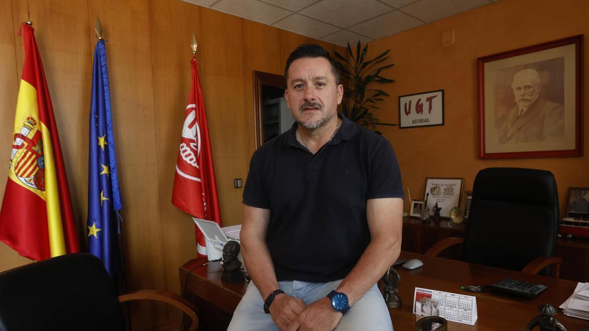 Javier Fernández Lanero, en su despacho en la sede de UGT en Oviedo.