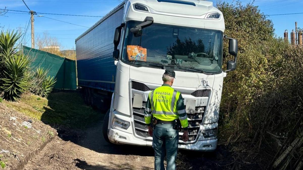 El camión articulado atascado en un camino de Corvera.