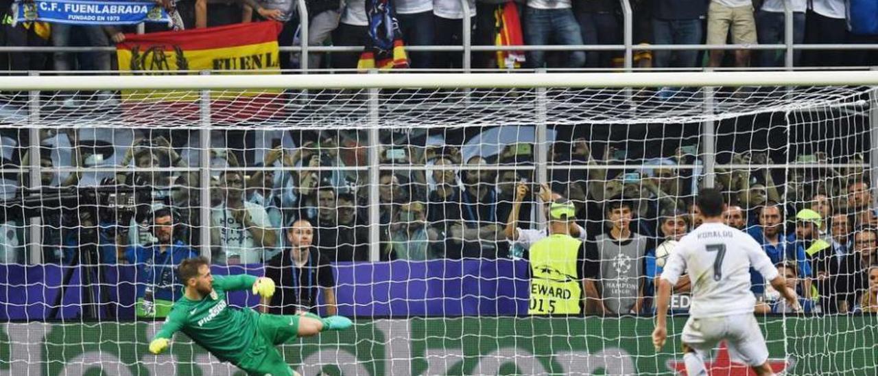 Cristiano Ronaldo engaña a Oblak en el lanzamiento del penalti decisivo de la final de la Liga de Campeones celebrada ayer en Milán. // Daniel Dal Zennaro