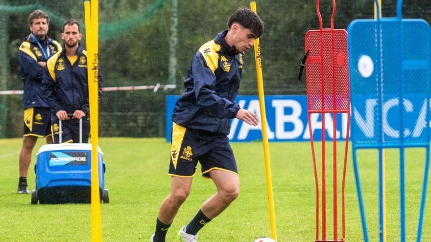 Pablo Muñoz, con el balón, en un entrenamiento en la Ciudad Deportiva de Abegondo. |  // CASTELEIRO / ROLLER AGENCIA
