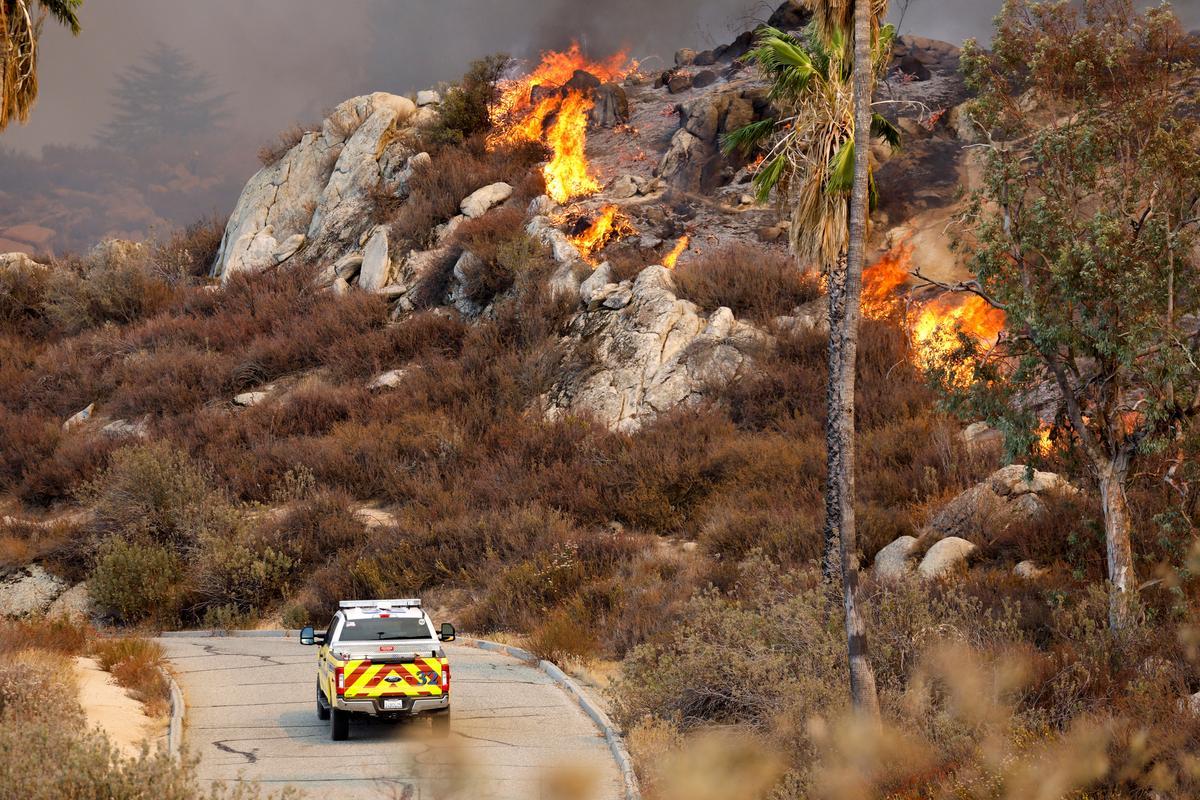 Lucha sin tregua contra el fuego en Hemet (California)