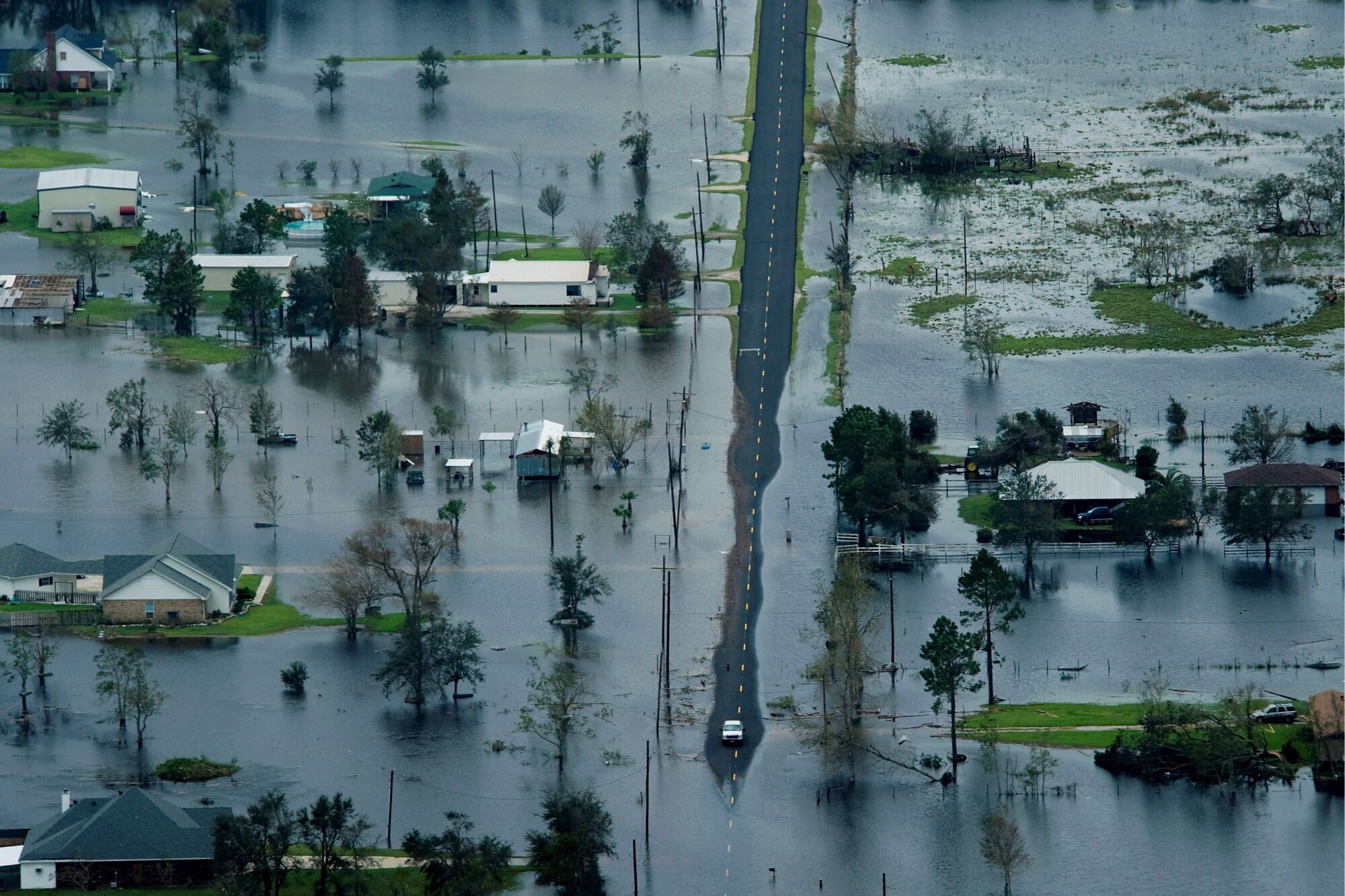 Imagen de archivo de edificios rodeados por las aguas de la inundación tras las fuertes lluvias en Texas. EFE/SMILEY N. POOL. NO VENTAS ZONA EPA