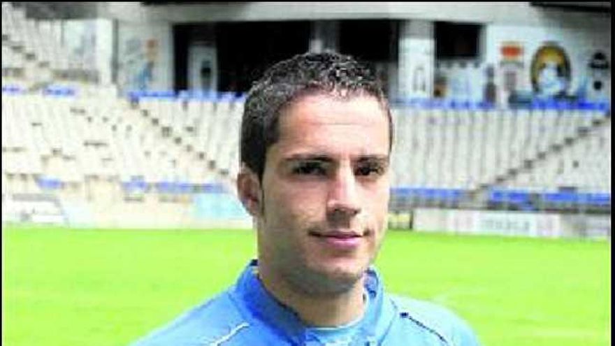 Jaime sostiene un balón durante su presentación como jugador del Real Oviedo.