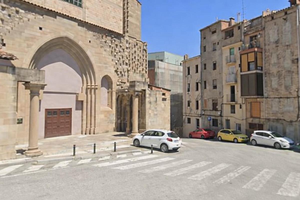 Carrer de Puigmercadal de Manresa, davant l'església del Carme
