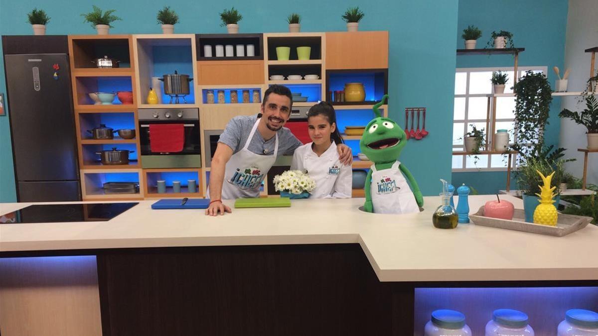 Paula Alós, Canco Rodríguez y el muñeco Andi, en 'Un, dos, ¡chef!'