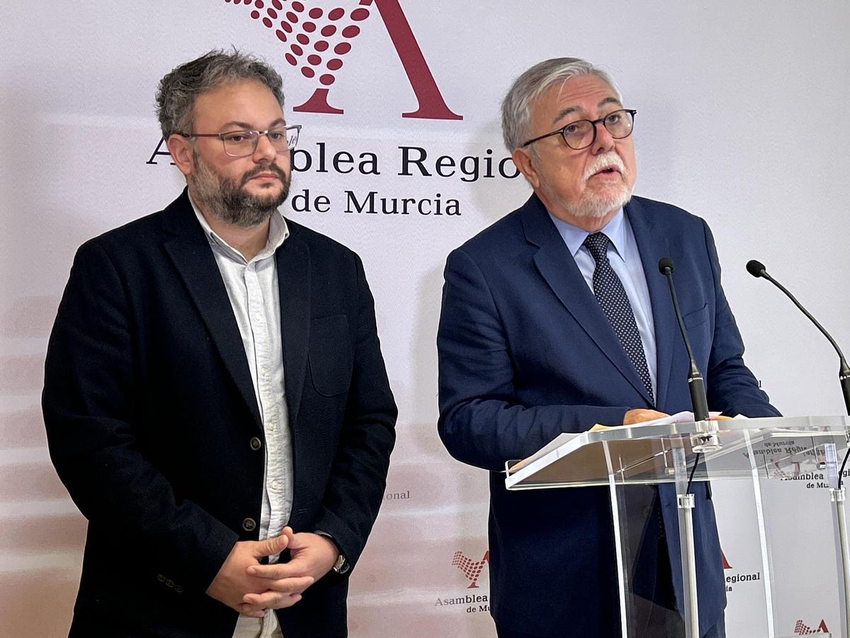 El codirector del Cemop, Juan José García Escribano (d), y el director técnico del centro de estudios, Alberto Mora Rodríguez.