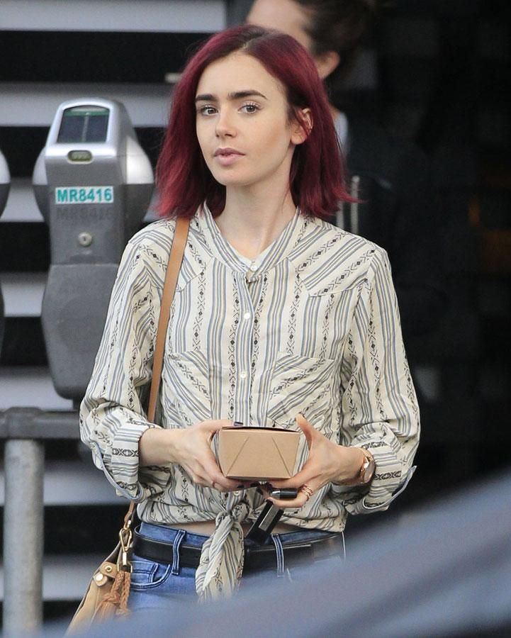 Lily Collins con melena Burgundy
