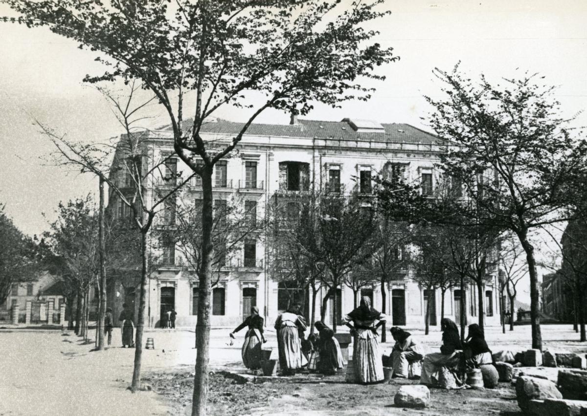 Mujeres acarreando agua de la fuente al Mercado.