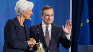 rosas50633188 despedida mario draghi saluda christine lagarde191028190526