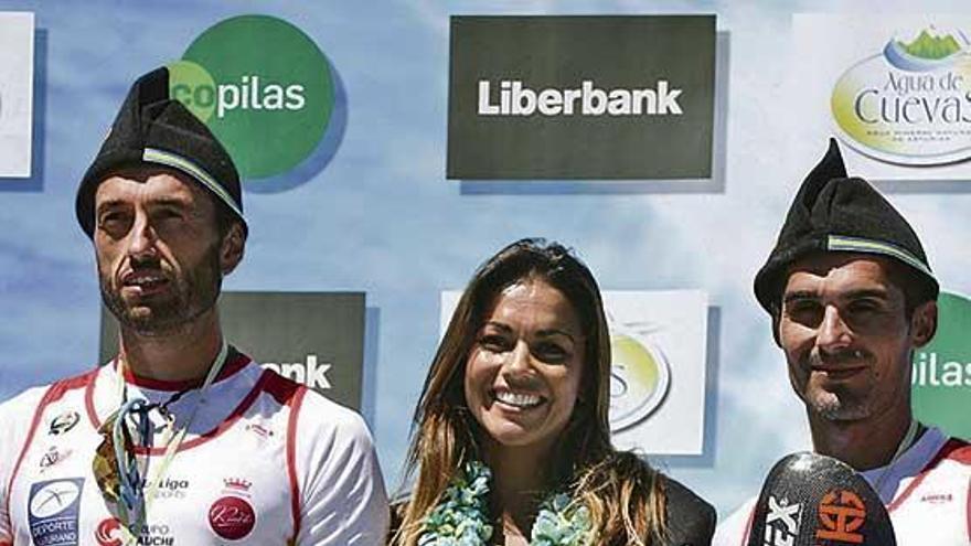 Lara Álvarez, entre los ganadores, Walter Bouzán y Álvaro Fernández Fiuza