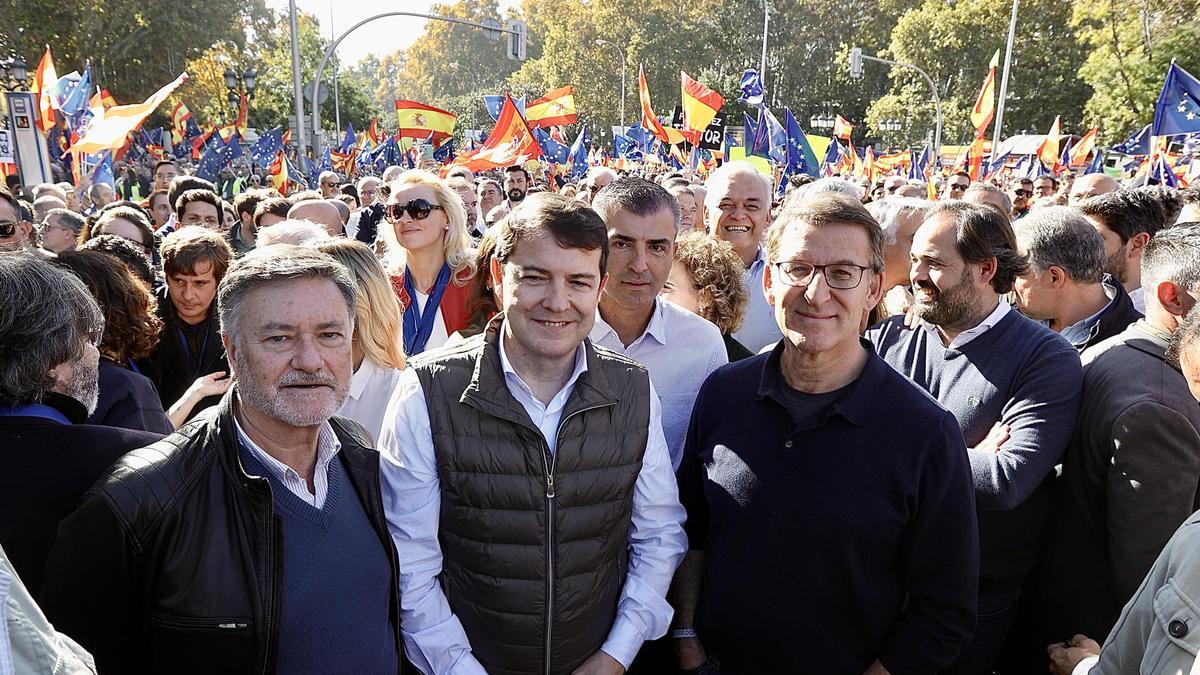 Alfonso Fernández Mañueco en Madrid junto a Alberto Núñez Feijóo en una manifestación contra la amnistía