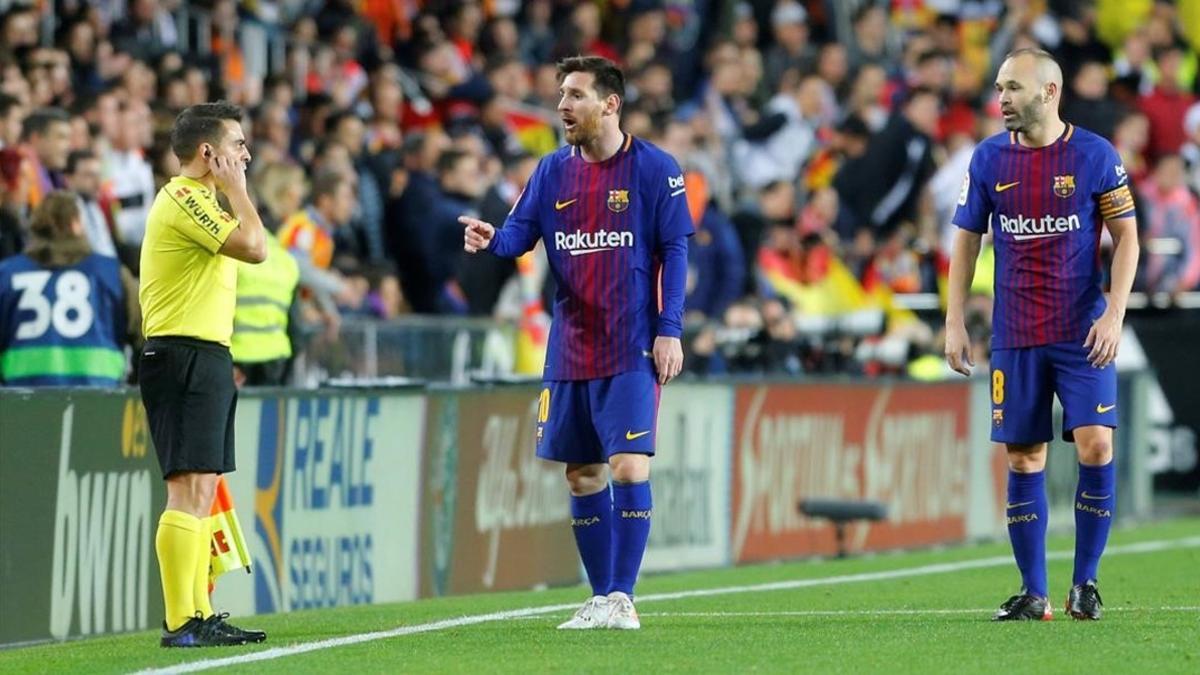 Messi e Iniesta protestan al asistente la jugada del gol no concecido.