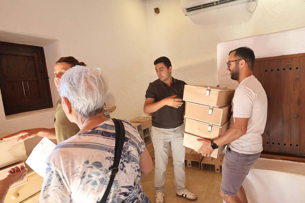 Entrega de trampas de serpientes en Can Tomeu