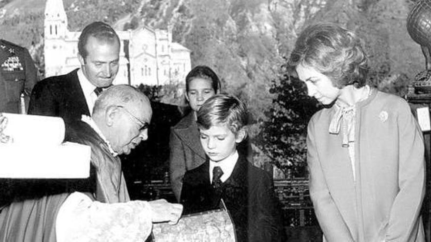 La familia real en Covadonga, el 1 de noviembre de 1977.