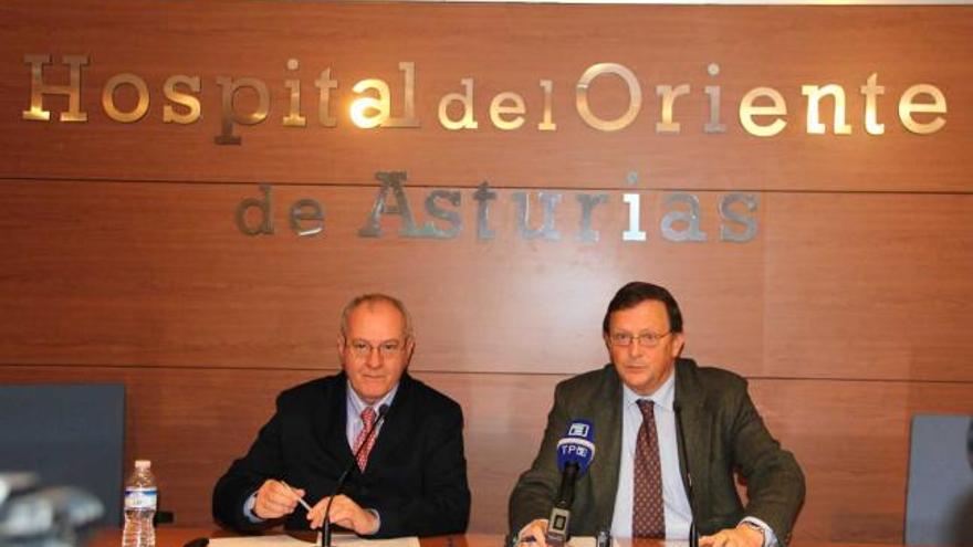 Por la izquierda, Juan Azcona y José María Navia-Osorio, ayer, en el Hospital del Oriente.