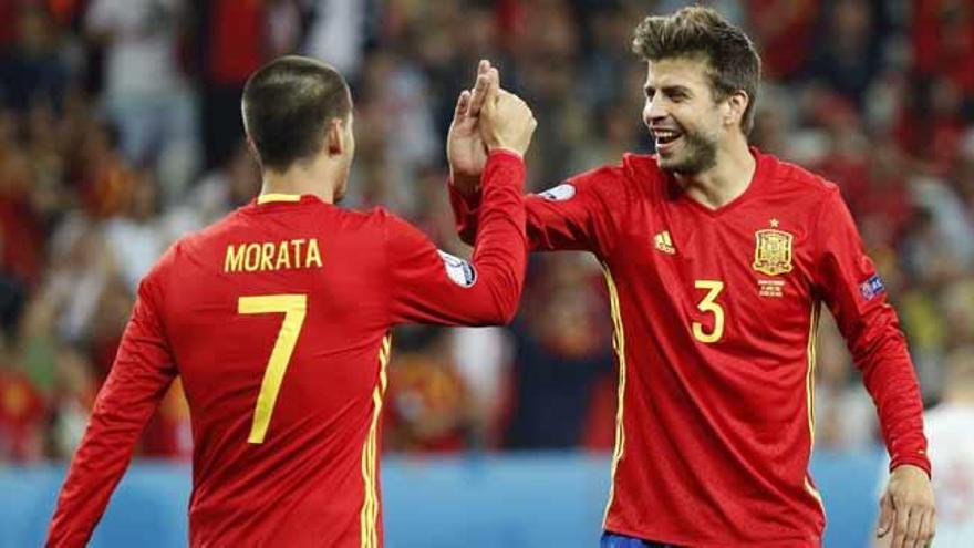 Morata y Piqué se saludan en el partido ante Turquía.