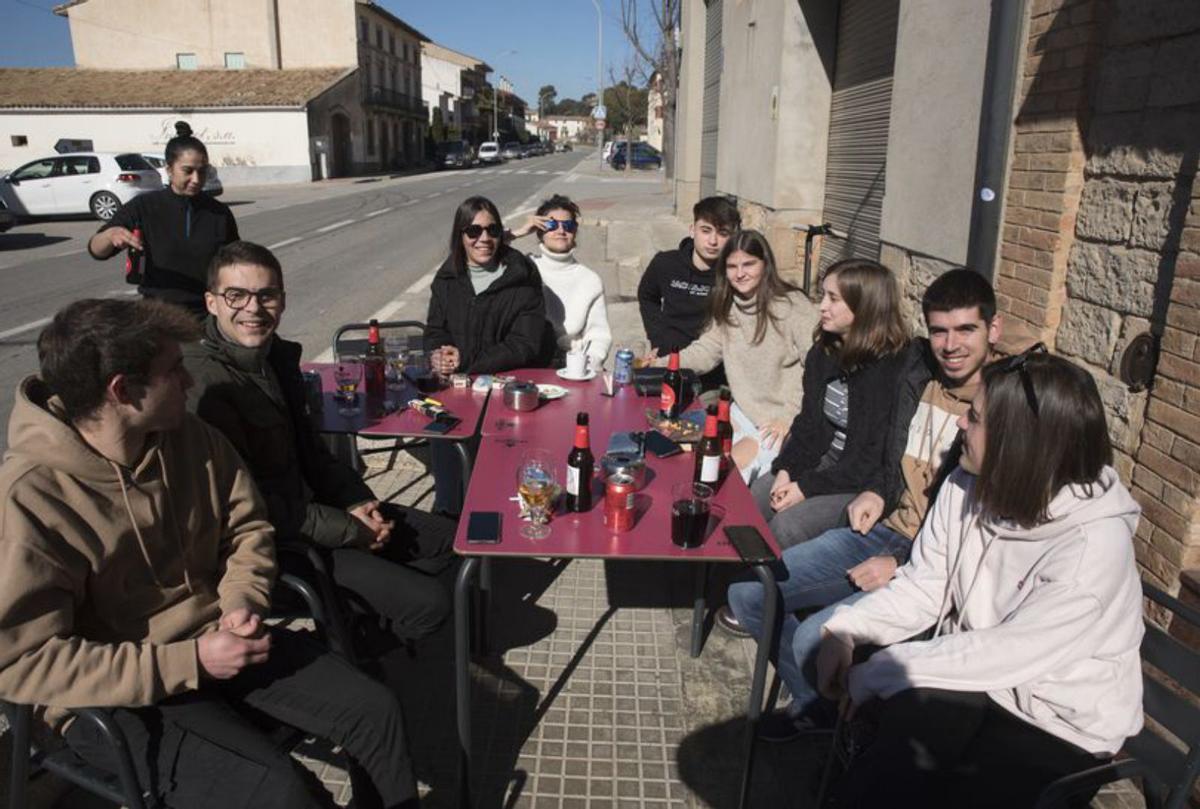 Grup de joves a la terrassa d’un bar del poble | OSCAR BAYONA