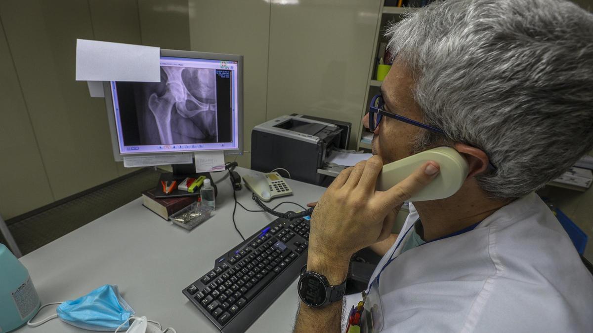 Un médico de familia atiende una consulta telefónica