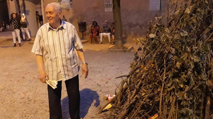 Joan Gaja en una de les enceses de la foguera de Sant Joan a Moià