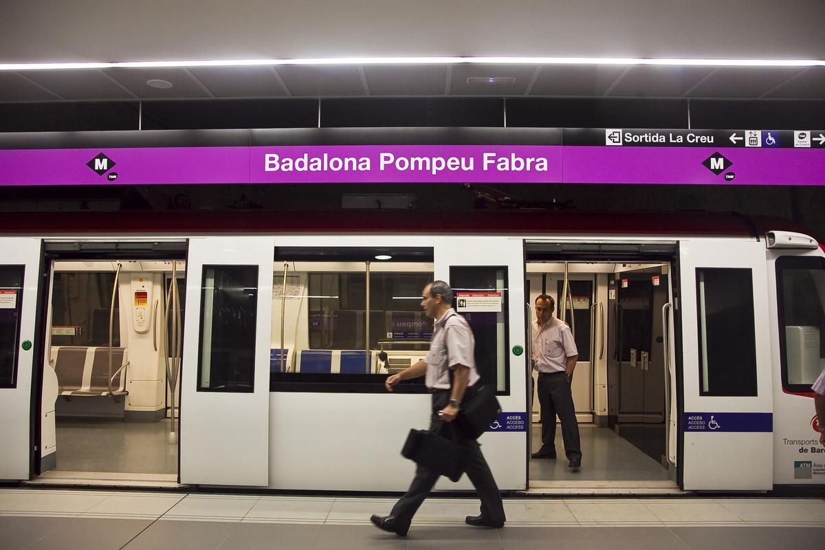 Estacion de metro de la L2 de Badalona Centre