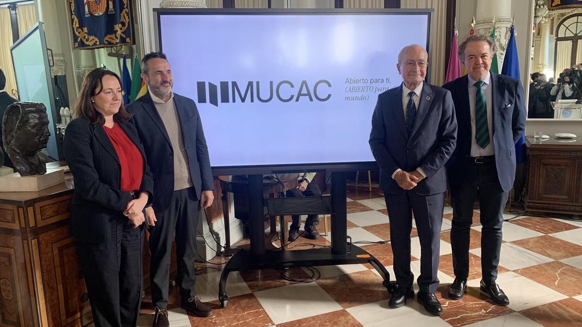 El alcalde de Málaga, Francisco de la Torre, junto a la delegada de Cultura y Patrimonio, Mariana Pineda, y el CEO y cofundador de Soda Branding, Daniel Vico.