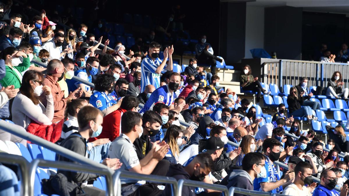 Aficionados deportivistas en las gradas de Riazor.