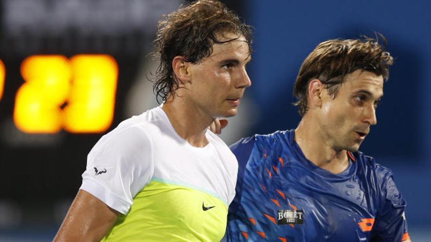 Rafa Nadal y David Ferrer se saludan tras el partido.