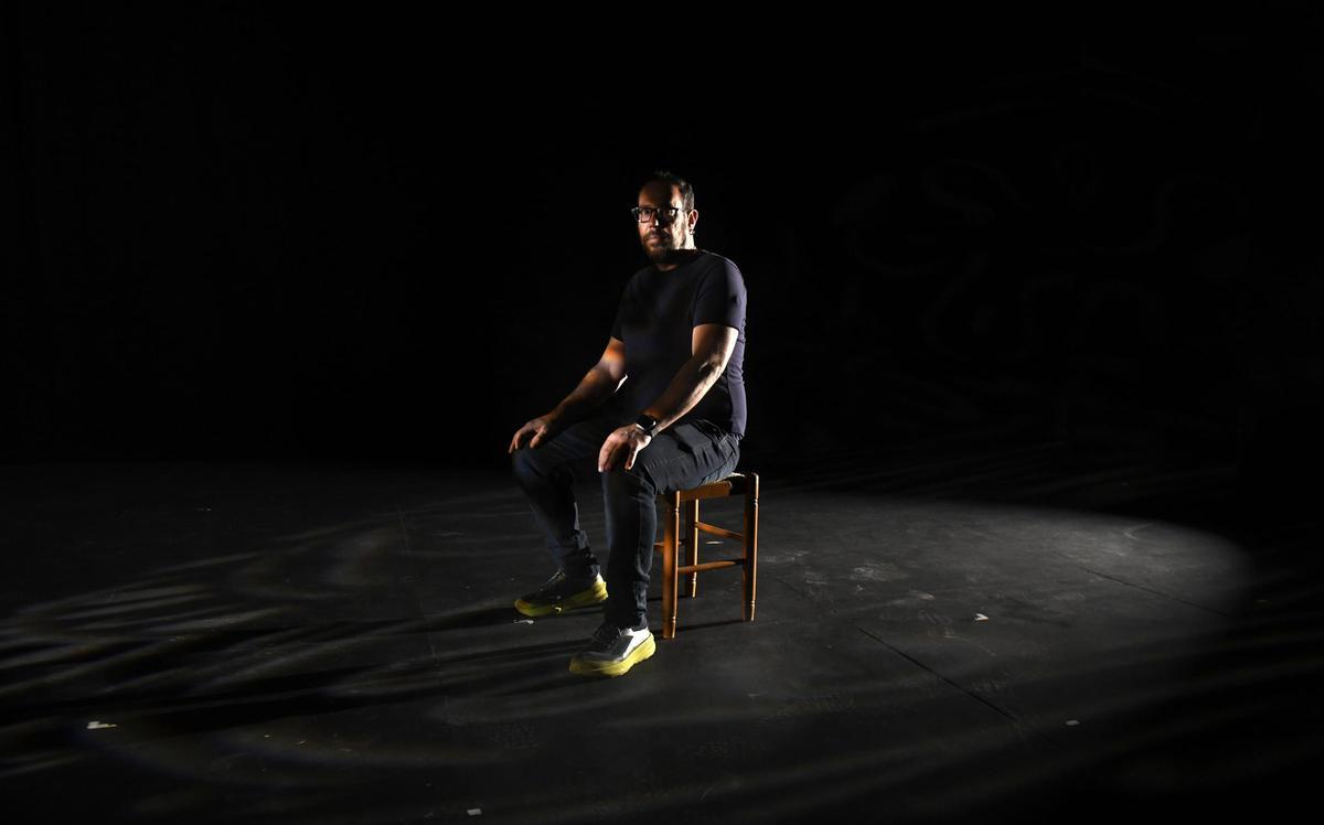 Jesús Palazón entre bambalinas del Teatro Circo de Murcia.