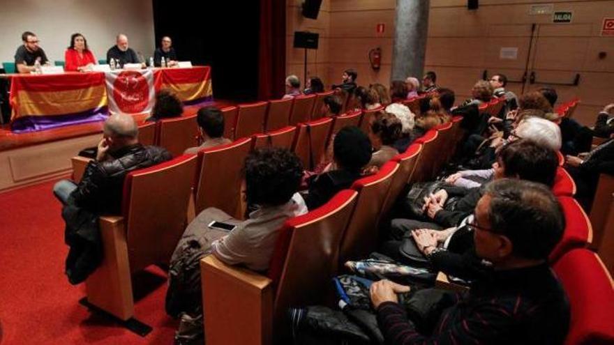 Asistentes a la jornada inaugural de las conferencias de la asociación &quot;Trece Rosas&quot;.