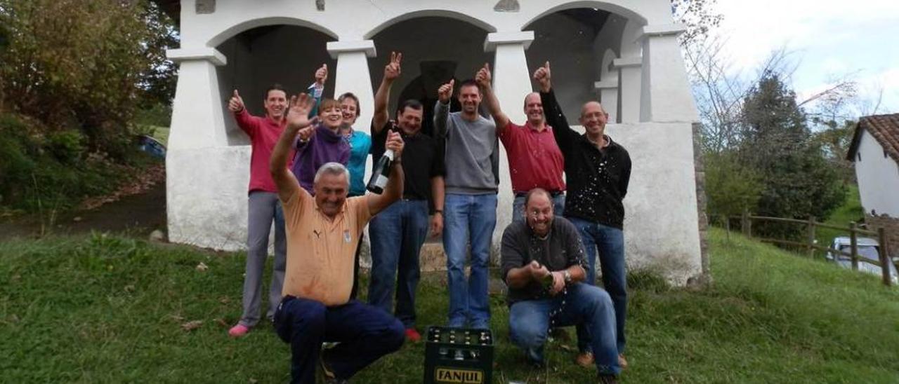 Miembros de la asociación cultural y de festejos de San Roque de Arobes celebran el premio, ayer, junto a la capilla del pueblo.