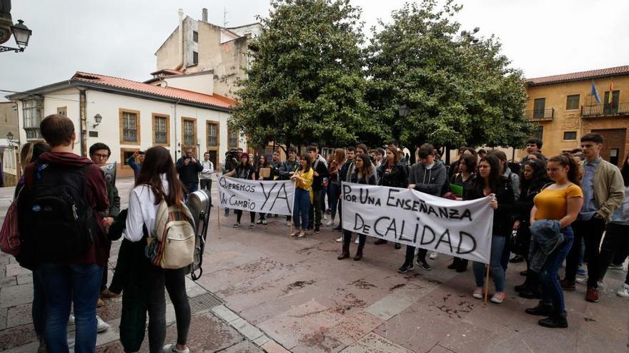 Alumnos concentrados ante el Conservatorio.