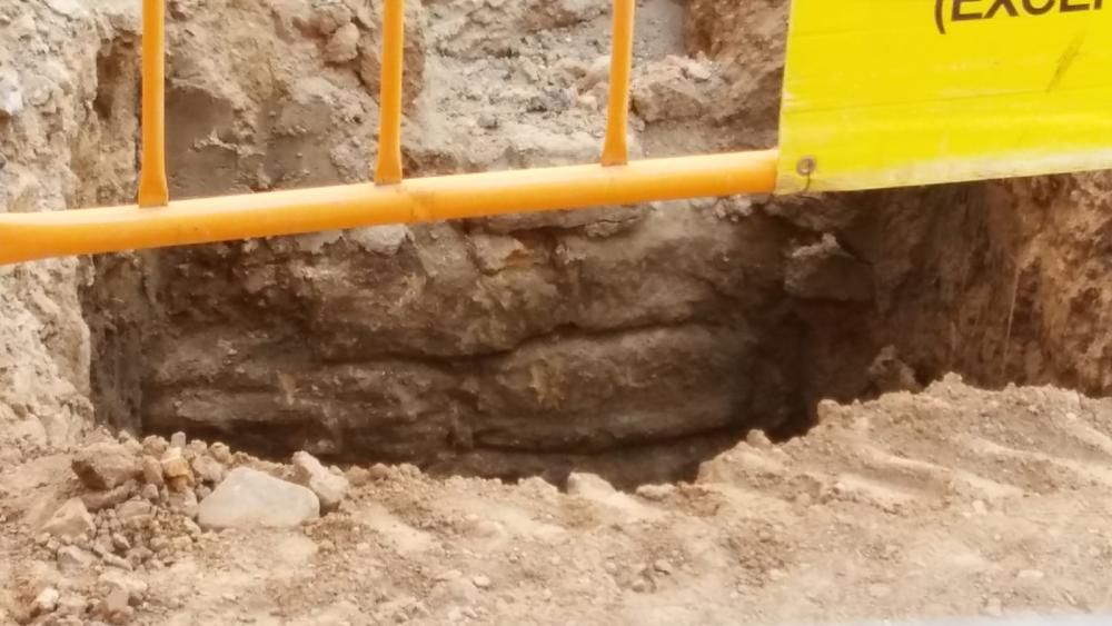 Part de la muralla descoberta a la Bisbal durant les obres del carrer Ample