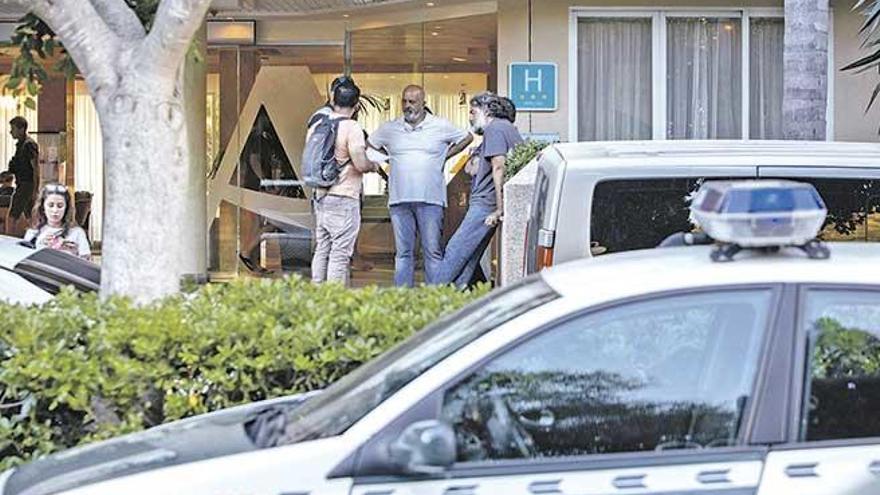 Agentes de la Guardia Civil, el viernes, en el hotel de s´Arenal donde se alojaba el fallecido.