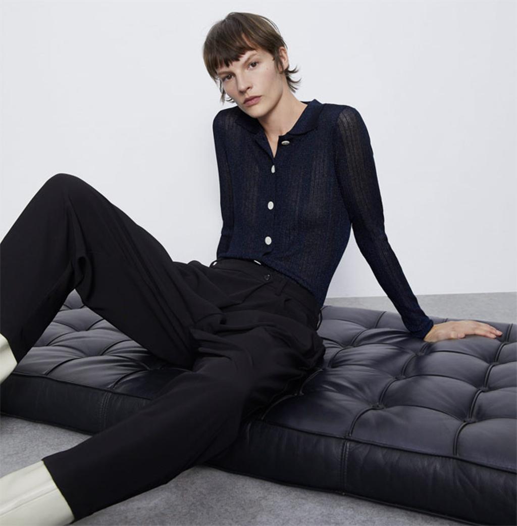 Modelo de Zara con look 'total black' y botines blancos