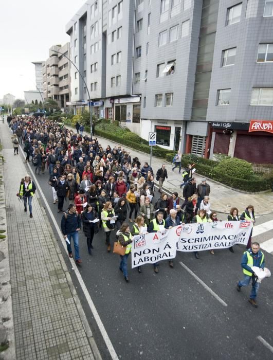 Centenares de funcionarios de la Administración de Justicia han marchado por las calles de A Coruña y otras ciudades gallegas para reivindicar mejoras salariales y sociales.