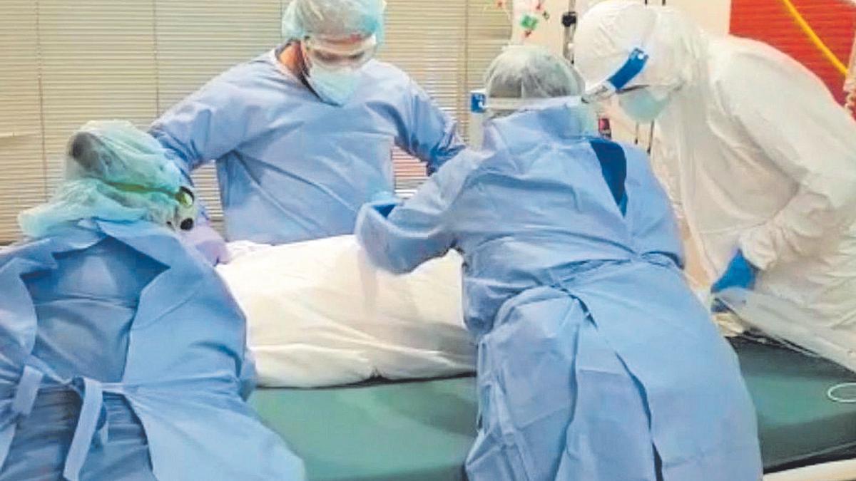 Personal de la UCI atiende a un enfermo de covid en el Hospital Virgen de la Concha.