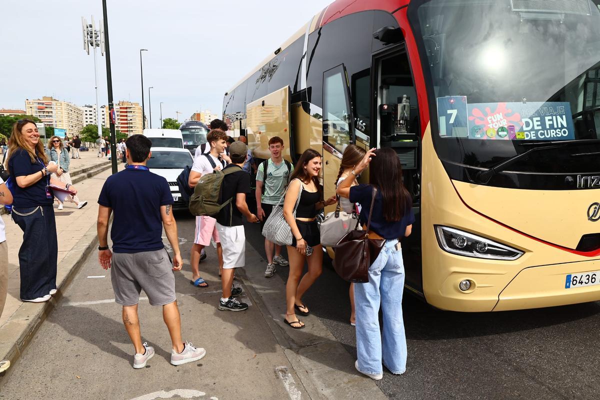 Los alumnos de Zaragoza se marchan a Salou para celebrar el final del curso.