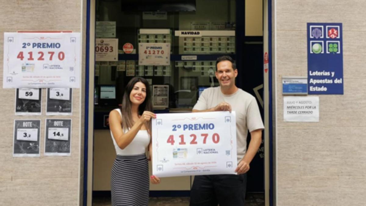 Jacinto y Verónica, gerentes de la Administración nº 8 de Gandia, con el número premiado