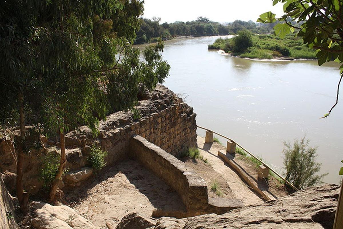 El puerto de Almodóvar, junto al río Guadalquivir.